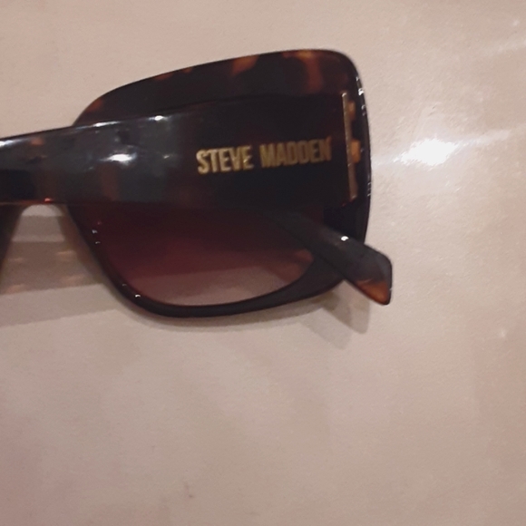 Steve Madden Sunglasses - Picture 4 of 11